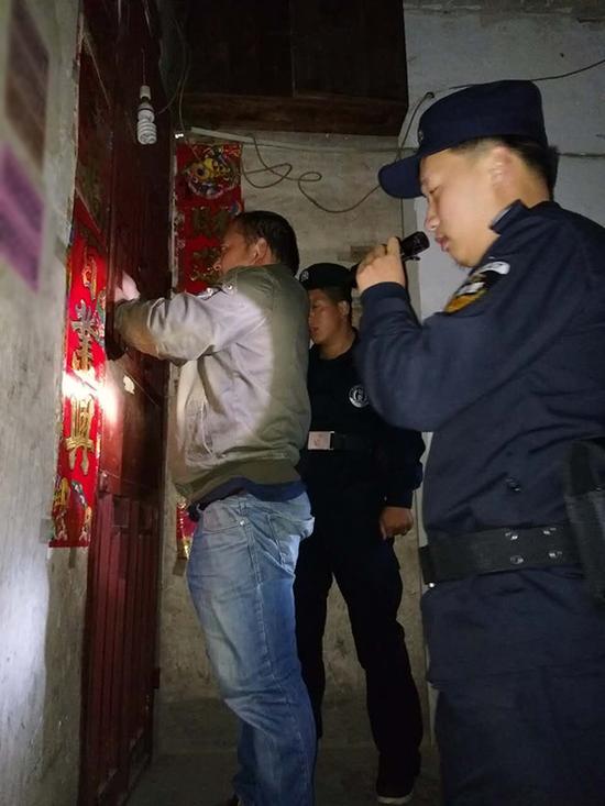 海南粗心妈妈误将幼女锁家中 